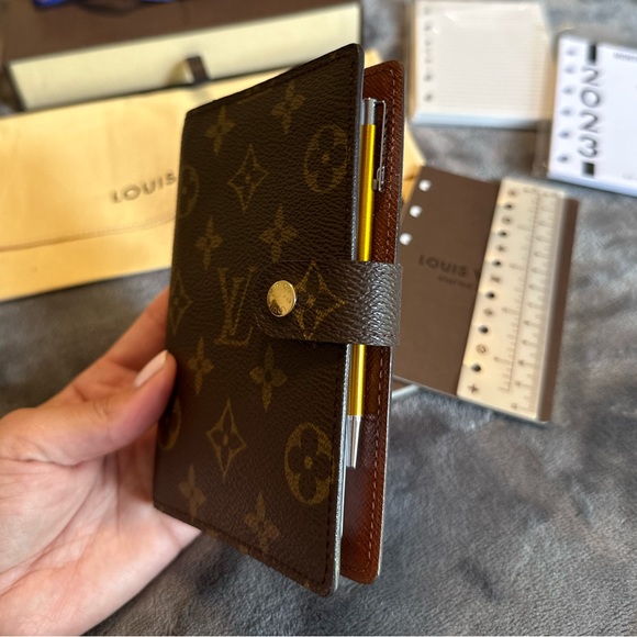AUTHENTIC Louis Vuitton small ring agenda - Picture 5 of 11